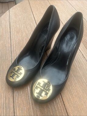Tory Burch Black Leather Pumps with Gold Logo Medallion